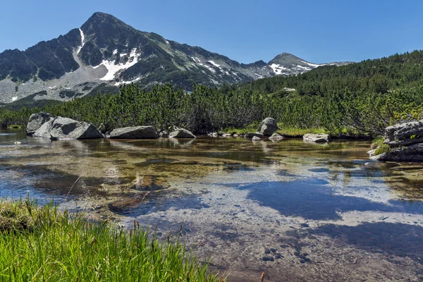Paisagem incrível de Sivrya pico e lagos Banski, Pirin Mountain — Fotografia de Stock
