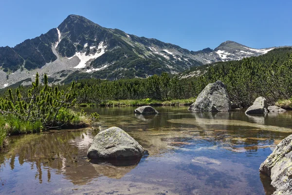 Úžasné panorama Sivrya píku a Banski jezera, pohoří Pirin — Stock fotografie