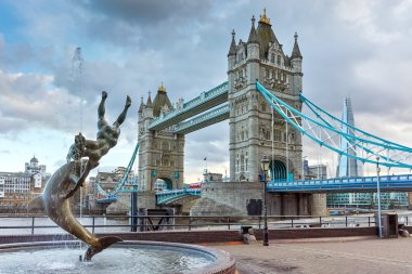 Tower Bridge Londra twinlight görünümünü geç öğleden sonra İngiltere