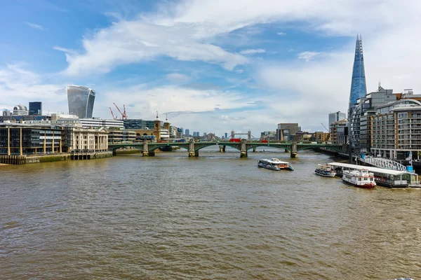 Panoramik Millennium yaya köprüsü ve Thames Nehri'nin, London — Stok fotoğraf