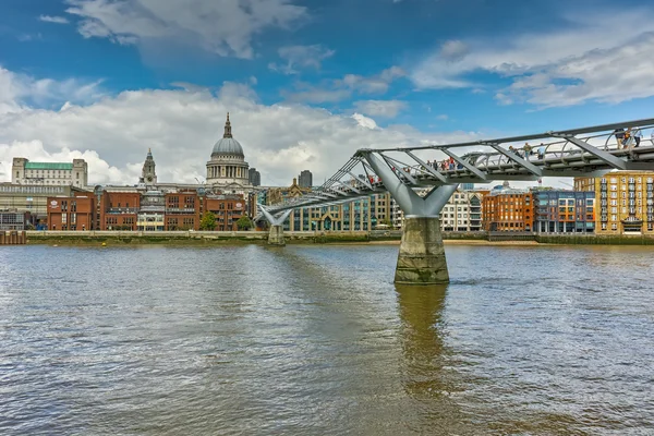 Cattedrale di St Paul e Millennium Footbridge sul Tamigi, Londra, Inghilterra — Foto Stock