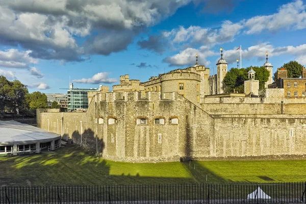 런던, 잉글랜드의 역사적인 타워에 태양의 광선을 최근 — 스톡 사진