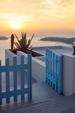 Imerovigli kasabasında beyaz evin girişi ve gün batımı, Santorini adası, Thira