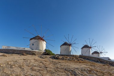 Beyaz görünümünü şaşırtıcı Mikonos Adası üzerinde Cyclades yel değirmenleri