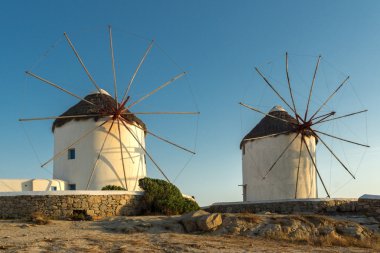 Beyaz gün batımı görünümü Mikonos Adası üzerinde Cyclades yel değirmenleri