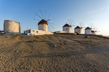Mykonos Adası, Cyclades şaşırtıcı günbatımı ve beyaz yel değirmenleri