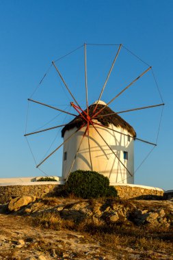 Günbatımı beyaz yel değirmenleri ve Ege Denizi Adası Mykonos, Cyclades