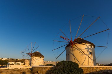 Mikonos Adası üzerinde Cyclades günbatımı üzerinde beyaz yel değirmenleri