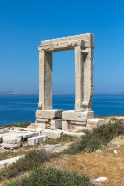 Deniz manzarası ile Portara, Apollo Tapınağı girişi, Naxos Adası, Cyclades