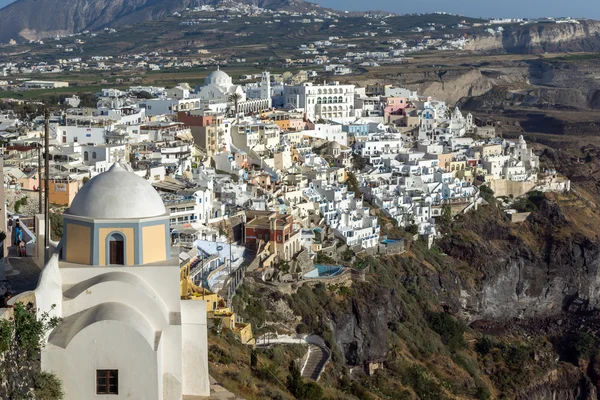 Paisagem incrível para a cidade de Fira e Profeta Elias pico, ilha de Santorini — Fotografia de Stock