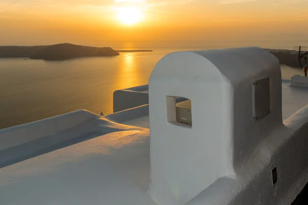 Techo blanco y puesta de sol increíble en la ciudad de Imerovigli, isla de Santorini, Thira — Foto de Stock