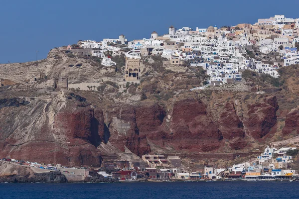 Increíble paisaje a la ciudad de Oia desde el mar, isla de Santorini, Cícladas — Foto de Stock
