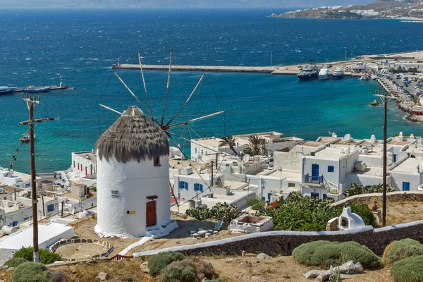 Panoramaudsigt over den hvide vindmølle og øen Mykonos, Kykladerne - Stock-foto