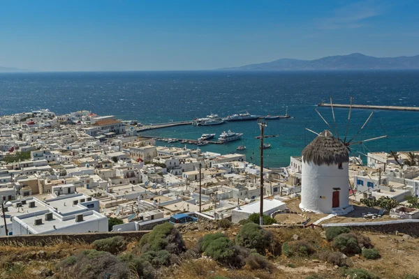 Panorama con molino de viento blanco e isla de Mykonos, Ciclades — Foto de Stock