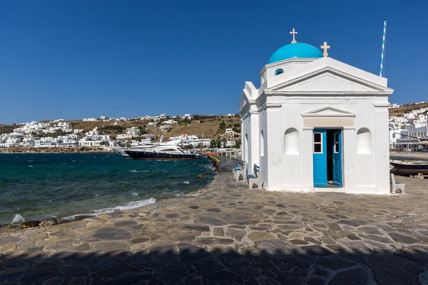 Piccola chiesa ortodossa sul porto della città di Mykonos, Cicladi — Foto Stock