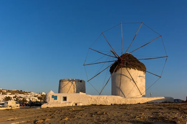 De sista solstrålarna över vita väderkvarnar på ön Mykonos — Stockfoto