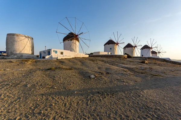 Incroyables moulins à vent Sunset et White sur l'île de Mykonos, Cyclades — Photo