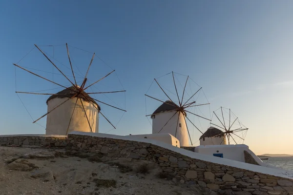 Incroyables moulins à vent Sunset et White sur l'île de Mykonos, Cyclades — Photo