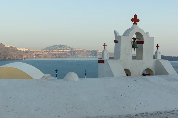 Vit ortodoxa kyrkan i staden Oia, Santorini island, Thira, Cykladerna — Stockfoto