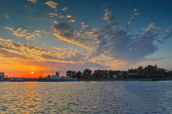 Úžasný západ slunce v přístavu Sozopol, Burgas Region — Stock fotografie