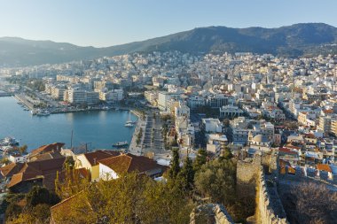 Kavala, Yunanistan'ın şehrin bağlantı noktasına günbatımı Panorama