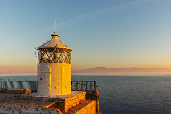 Pôr do sol sobre farol em Kavala, Grécia — Fotografia de Stock