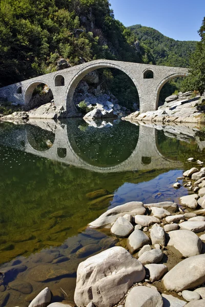 아르다 강에 Rhodopes 산 악마의 다리의 놀라운 반사 — 스톡 사진