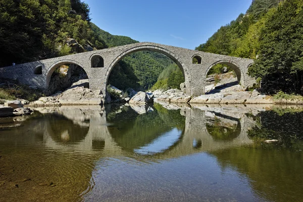 令人惊异反映的魔鬼桥 Arda 河流和山脉南麓山 — 图库照片