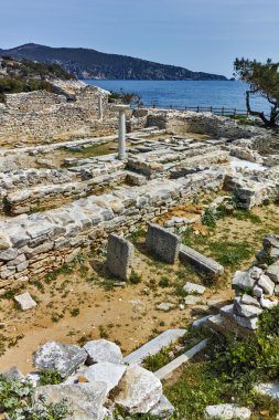 Aliki, Thassos Adası sit alanı içinde antik kilise kalıntıları sütununda