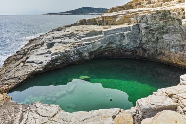 Giola doğal havuzun Thassos Adası, Doğu Makedonya ve Trakya yeşil sularına