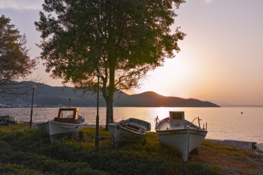 Eski tekne ve günbatımı üzerinde dolgu Thassos şehrin doğu Makedonya ve Trakya