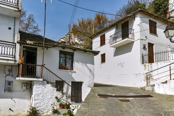 Calle de piedra y antigua casa en el pueblo de Panagia, isla de Tasos — Foto de Stock