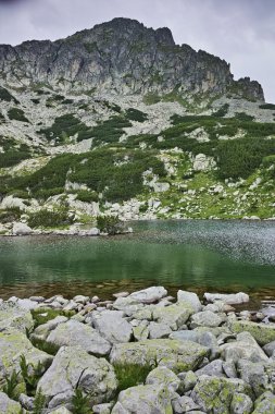 Şaşırtıcı Panorama Samodivski göller ve Dzhangal tepe, Pirin Dağı