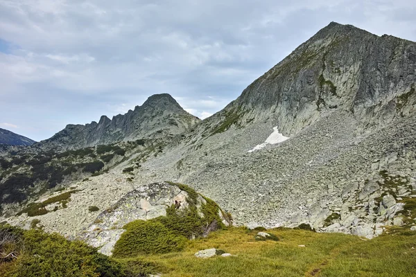 Panorama incroyable des sommets dvor de Dzhangal et momin, montagne Pirin — Photo