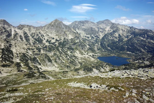 Vista incrível Popovo lago e Polezhan pico, forma de exibição Dzhano pico, Pirin Montanha — Fotografia de Stock