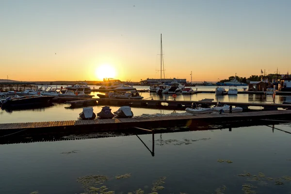 Sonnenuntergang über dem Hafen von Sosopol, Bulgarien — Stockfoto