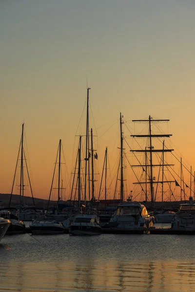 Pôr-do-sol incrível no porto de Sozopol, Bulgária — Fotografia de Stock