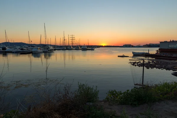 Západ slunce krajina s lodí v přístavu Sozopol, Bulharsko — Stock fotografie