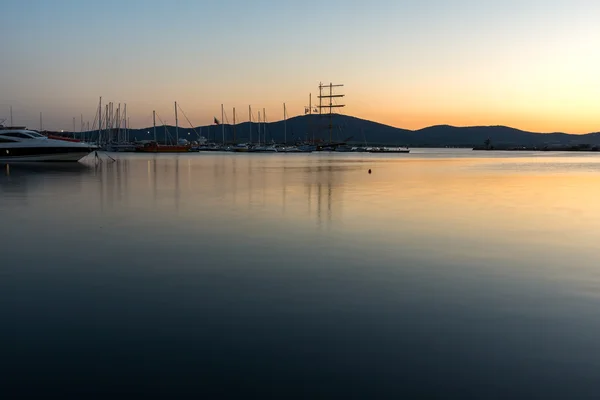 Röd solnedgång vid hamnen i Sozopol, Bulgaria — Stockfoto