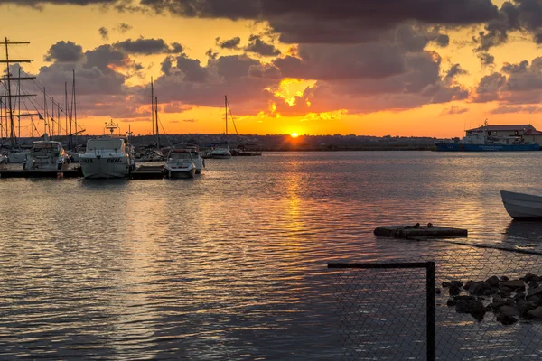 Coucher de soleil sur le port de Sozopol, Bulgarie — Photo