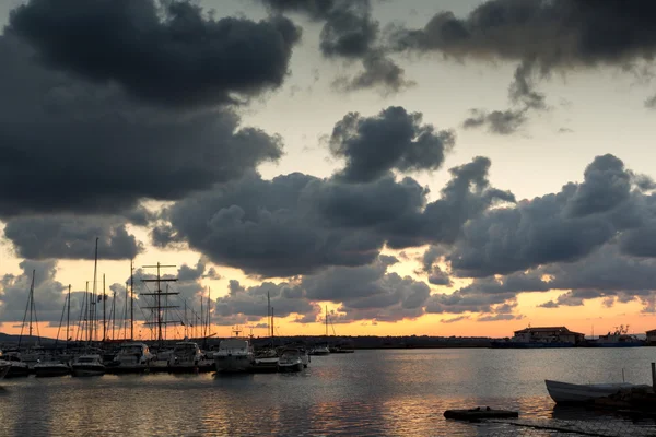 Sonnenuntergang über dem Hafen von Sosopol, Bulgarien — Stockfoto