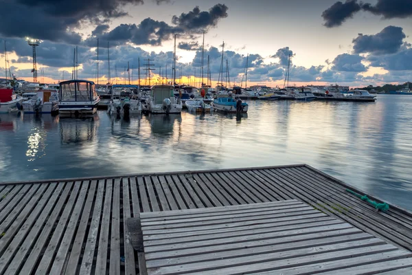 Puesta de sol paisaje marino con barcos en el puerto de Sozopol, Bulgaria — Foto de Stock