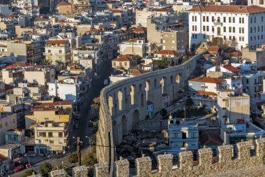 Panoramik görünümünden kale su kemeri Kavala, Yunanistan için