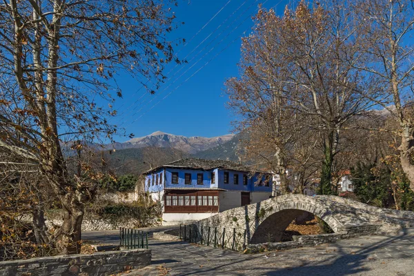 Casa velha e ponte de pedra Moushteni perto de Kavala, Grécia — Fotografia de Stock