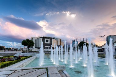 Sofia, Bulgaristan - 3 Temmuz 2016: Gün batımı görünümü Sofya Ulusal Kültür Sarayı