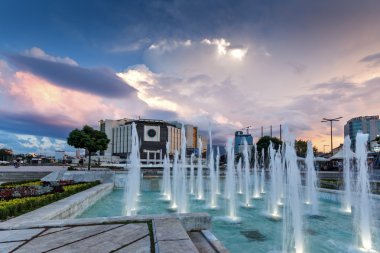Sofia, Bulgaristan - 3 Temmuz 2016: Sunset cityscape Sofya Ulusal Kültür Sarayı