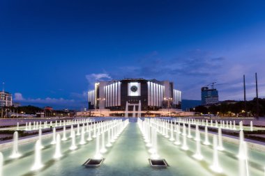 Sofia, Bulgaristan - 3 Temmuz 2016: Güzel bir gece fotoğraf çeşme Sofya ve Ulusal Kültür Sarayı