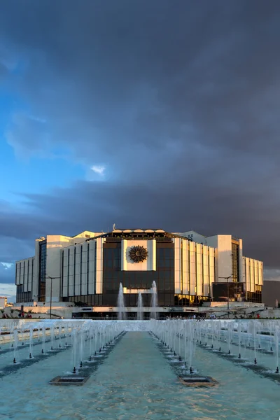 Sofia, bulgaria - 3. juli 2016: traumhafter sonnenuntergang über dem nationalen kulturpalast in sofia — Stockfoto