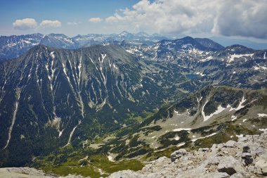 Banderishki sirk Vihren tepe, Pirin Dağı üzerinden panoramik manzaralı