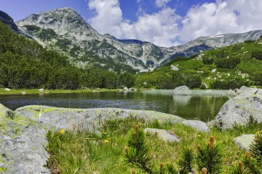 Muratov tepe ve Pirin Dağı nehirde şaşırtıcı görünümü